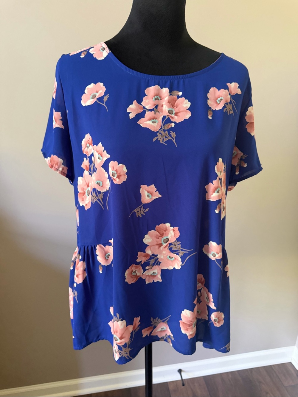 eesome Floral Scoop Neck Short Sleeve Top in Royal Blue and Pink